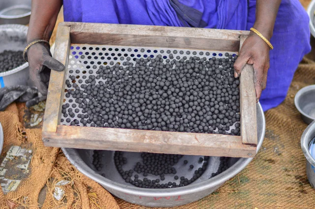 வண்ணங்களை தரும் உருண்டைகள் (மணி மருந்து) ஒரே அளவு இருக்கவேண்டும் என்பதால் சல்லடைகள் மூலம் தரம் பிரிக்கப்படுகிறது.