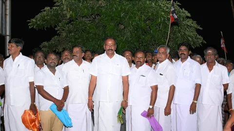 முதலமைச்சரை வரவேற்க காத்திருக்கும் அ.தி.மு.க-வினர்