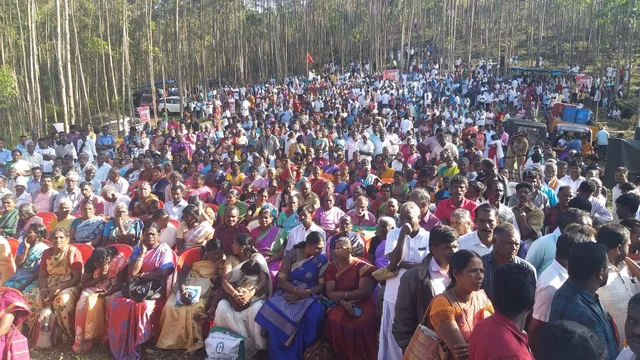 தேயிலைத் தோட்டத் தொழிலாளர்கள்