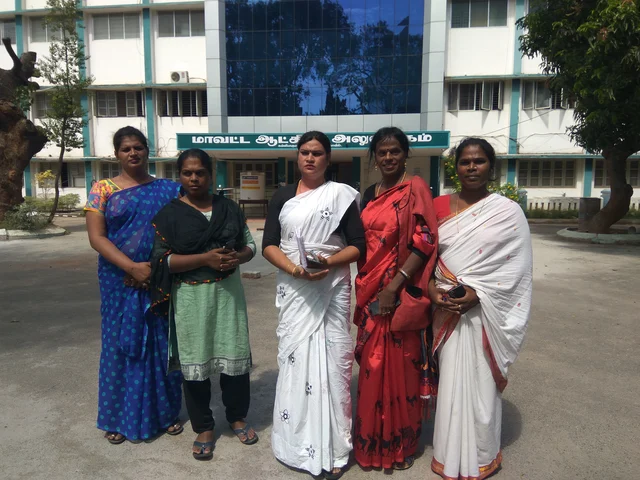 கலெக்டர் அலுவலகத்தில் புகார் அளித்த திருநங்கைகள்