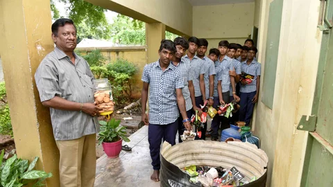 மாணவர்களுடன் ஆசிரியர் கந்தன்