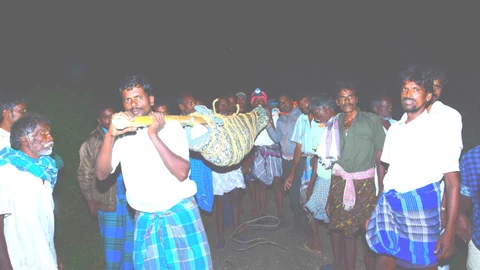 டோலி கட்டி தூக்கிச்செல்லப்படும் சடலம்