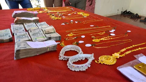 போலீஸ் கைப்பற்றிய நகை மற்றும் பணம்