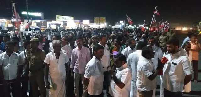 முதலமைச்சரை வரவேற்க காத்திருந்த அ,தி.மு.கவினர்