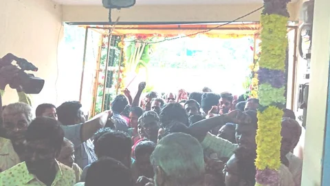 பிரியாணி வாங்கக் குவிந்த கூட்டம்