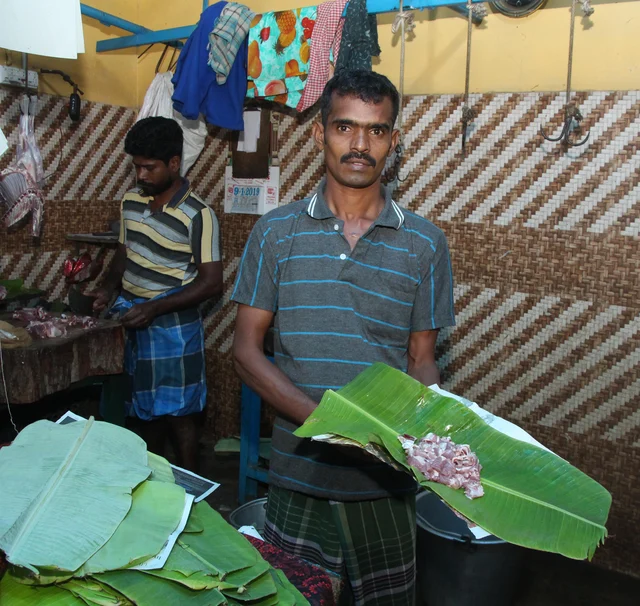 ஜனவரி மாதம் முதல் தேதியிலிருந்து தமிழக அரசு பிளாஸ்டிக் பொருட்கள் பயன்படுத்துவதை தடை செய்ததைத் தொடர்ந்து கறிகடைகளில் கறிகளை வாழை இலைகளில் மடித்து கொடுக்க ஆரம்பித்தனர்.