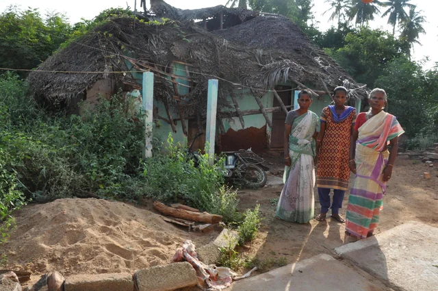 கிருஷ்ணம்மாள், சிதைந்த வீட்டு முன்பு...