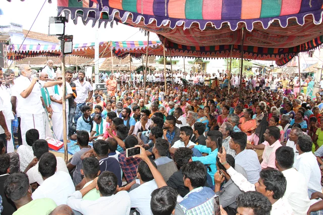 போராடும் மக்கள் மத்தியில் பேசும் ஐ.பெரியசாமி.