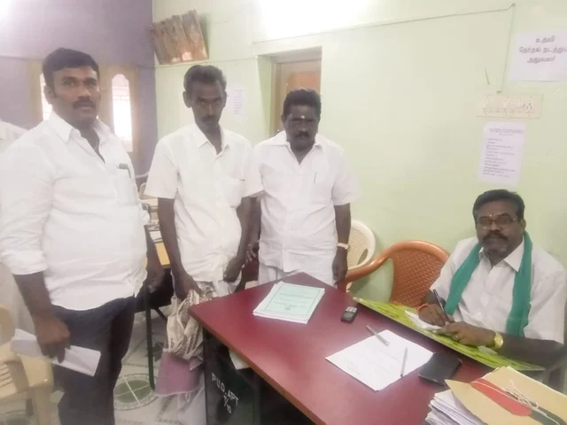 ராஜேந்திரன் மனுவை வாபஸ் பெற்ற காட்சி... அருகே இருந்த லோகிராஜன்