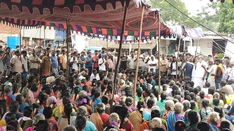 போராடும் மக்கள்