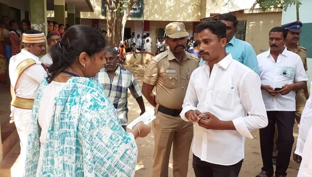 கலெக்டரிடம் முறையிடும் உதயகுமார்.