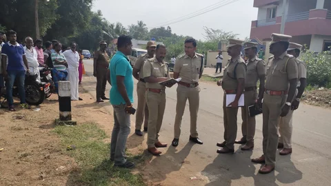 கொலை நடந்த இடத்தில் ஆய்வு செய்யும் போலீஸ்