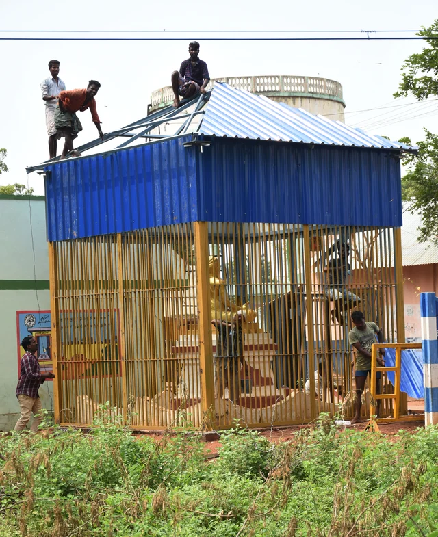 தஞ்சாவூர் அடுத்த பிள்ளையார்பட்டியில் திருவள்ளூர் சிலை மீது மர்ம நபர்கள் கருப்பு மை தெளித்ததால் பதட்டமான சூழல் உருவானது. பின்னர் திருவள்ளுவர் சிலைக்கு பாதுகாப்பு கூண்டு அமைக்கப்பட்டது.