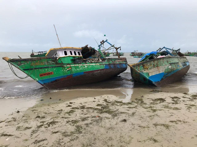 மழை-கடல் கொந்தளிப்பால் கரை ஒதுங்கிய படகு.