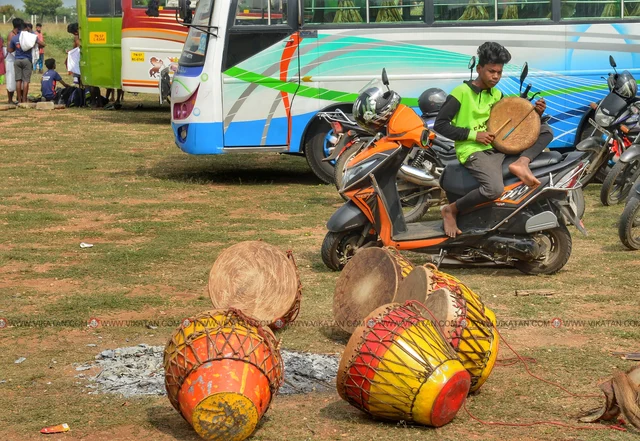 முறுக்கேற்றிய பாறையை வாசித்து பார்க்கும் இசைக் கலைஞர்