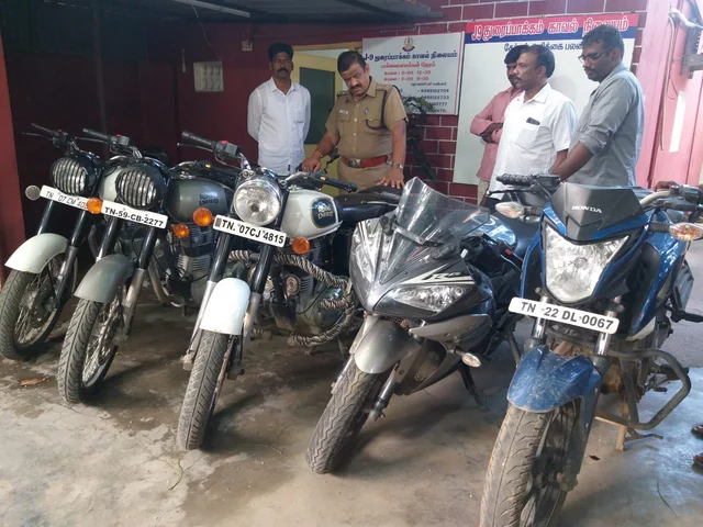 மீட்கப்பட்ட பைக்குகளைப் பார்வையிடும் உதவி கமிஷனர்