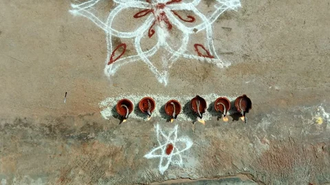 வாசலில் விளக்கேற்றிய பெண்கள்