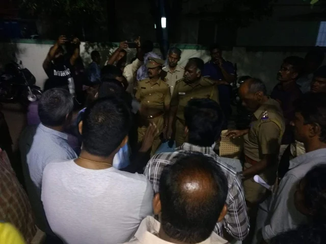 காவல்துறையுடன் வாக்குவாதம்