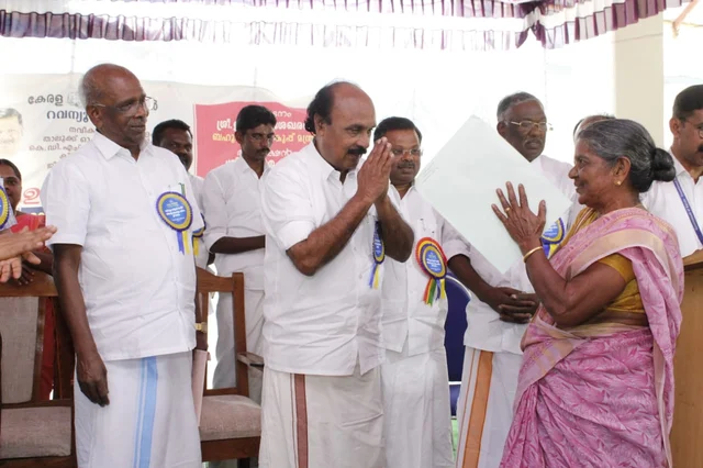 நிலம் சான்றிதழை வழங்கும் அமைச்சர்.