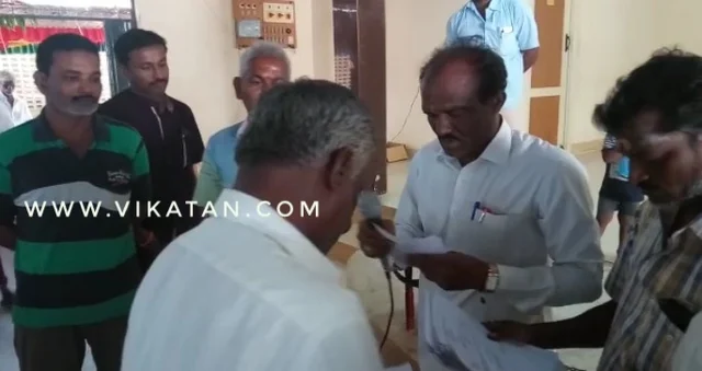 குலுக்கலில் ஈடுபடும் கிராமத்தினர்