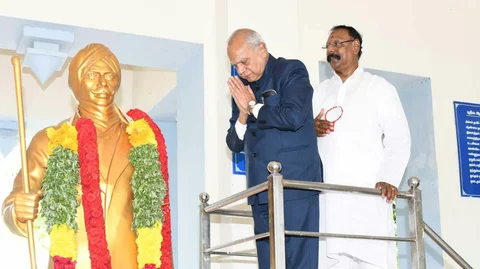பாரதியார் சிலைக்கு மாலை அணிவித்த ஆளுநர்