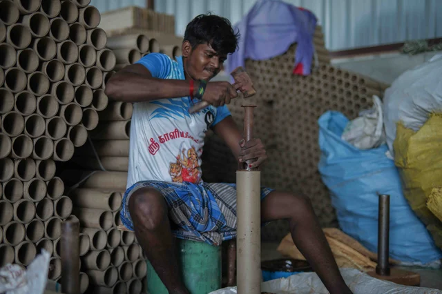 சலித்த மண்ணை பிசைந்து குழாயின் கீழ் அடைத்தல்.