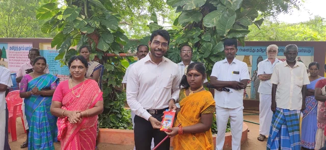 மாணவர்களோடு ஷேக் அப்துல் ரஹ்மான்