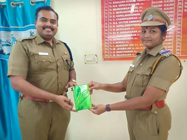 இன்ஸ்பெக்டர் வேல்கனியைப் பாராட்டும் துணை ஆணையர் சரவணன்