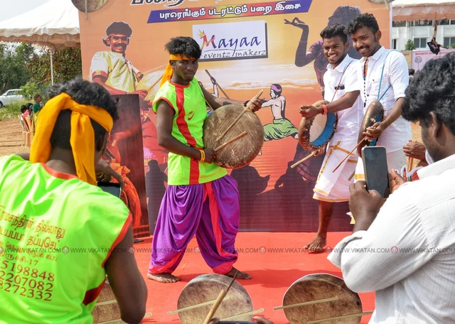 தங்களது பறை இசைக்கருவியுடன் புகைப்படம் எடுத்துக்கொள்ளும் தருணம்