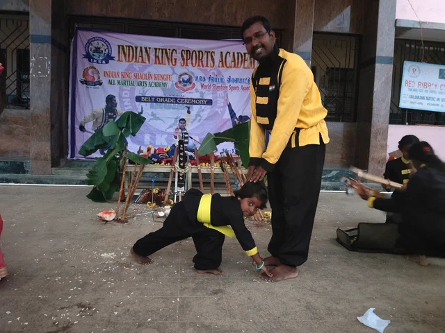 தன் தந்தை பவித்ராமனுடன் ஸ்வேதா