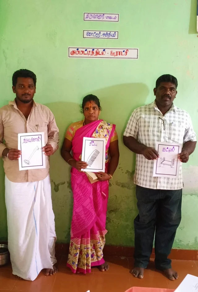 சின்னத்துடன் வேட்பாளர்கள்