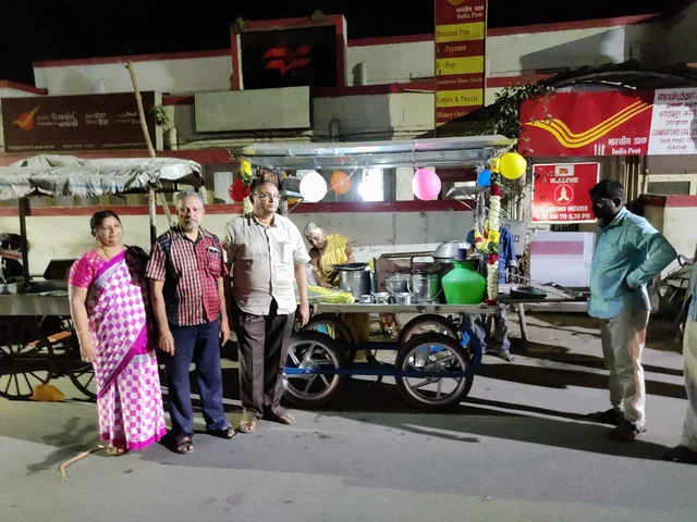புதிய தள்ளுவண்டியுடன் கனகா பாட்டி