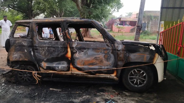 தீவைத்து எரிக்கப்பட்ட கார்