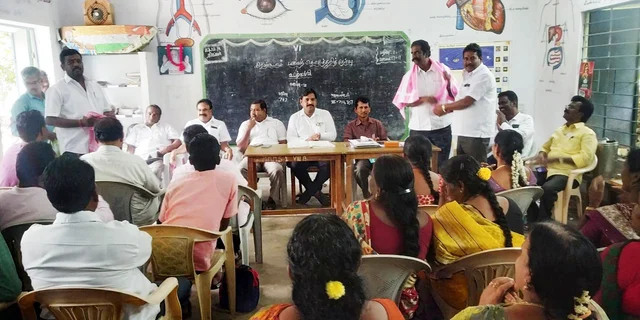 அரசு ஊழியர்கள்