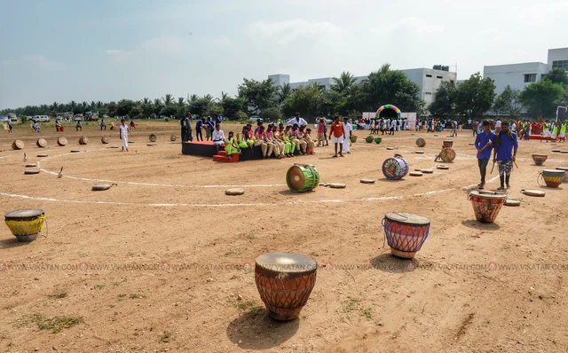 சாதனை நிகழ்வில் பங்கேற்கும் கலைஞர்கள் அவரவருக்கு ஒதுக்கப்பட்ட இடங்களில் தங்களது இசைக்கருவிகளை வைத்துள்ளனர்