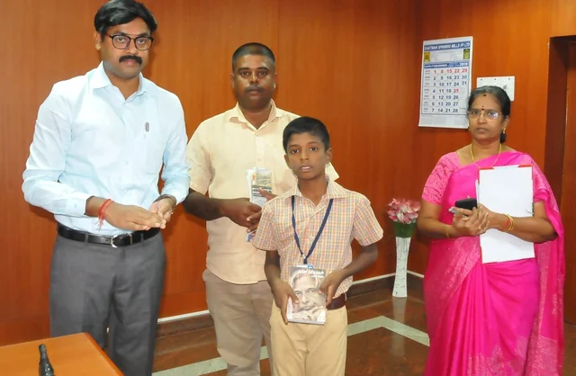 மாவட்ட ஆட்சியருடன் மாணவர் இனியன்