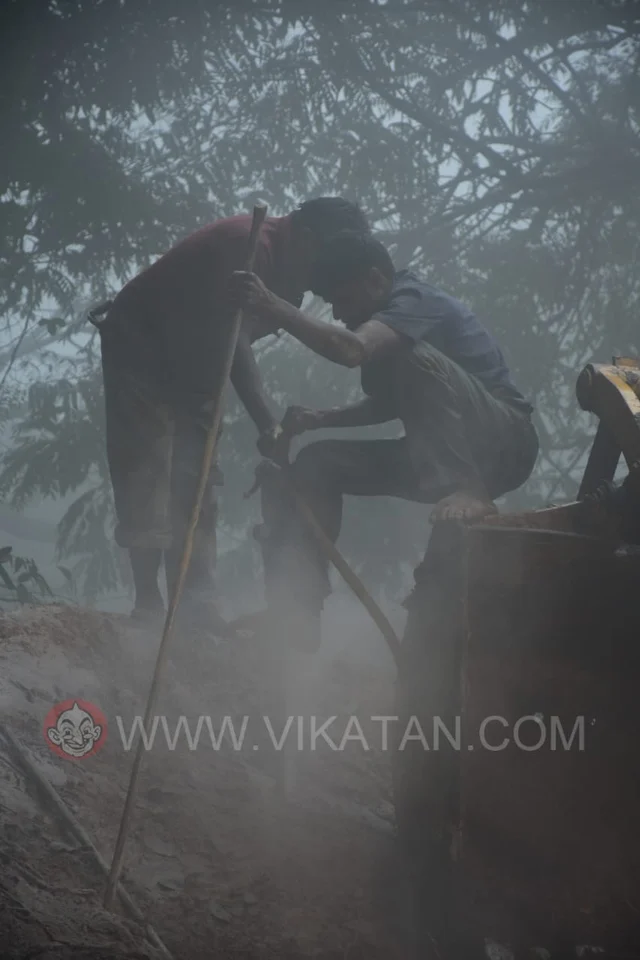 சாலையில் சரிந்து விழுந்துள்ள ராட்சத பாறைகள்