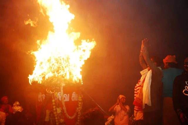 மலை மீது ஏற்றபட்ட மகா தீபம்