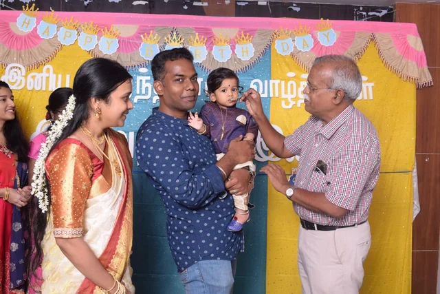 `சிவப்பரிசி பொங்கல்; ஈழத்துக் கவிஞரின் வரிகள்!’- பாரம்பர்ய பிறந்தநாள் கொண்டாட்டத்தில் அசத்திய தம்பதி