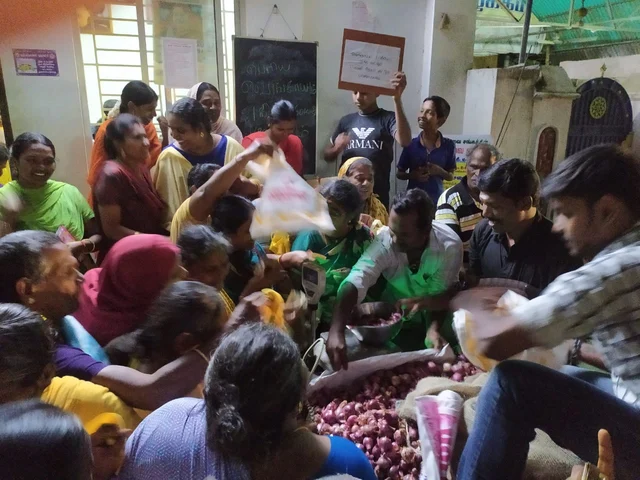 குறைந்த விலையில் வெங்காயம் விற்பனை