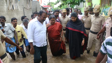 மழைநீர் தேங்கிய பகுதியை ஆய்வு செய்த கனிமொழி