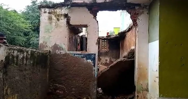 இடிந்து விழுந்த கட்டடம்