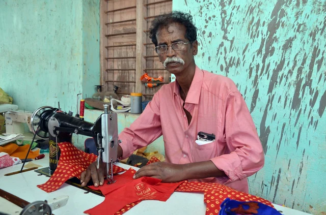 தனது கடையில் டெய்லர் பணியில்