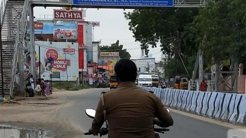 ஹெல்மெட் அணியாமல் வாகனத்தில் சென்ற காவலர்