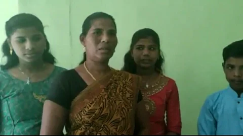 சுனாமிக்குப் பிறகு பிறந்த குழந்தைகளுடன் ஆக்னஸ்