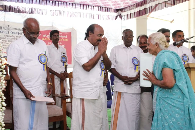 நிலம் சான்றிதழை வழங்கும் அமைச்சர்