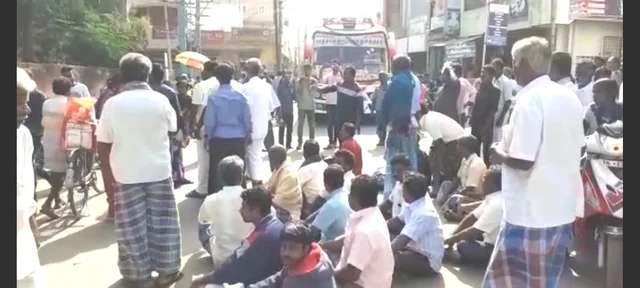 மறியலில் ஈடுபட்ட பெண்ணின் உறவினர்கள்