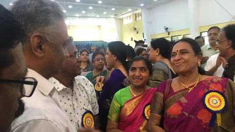 ஆசிரியர்களுடன் போலீஸ் கமிஷனர் ஏ.கே.வி.