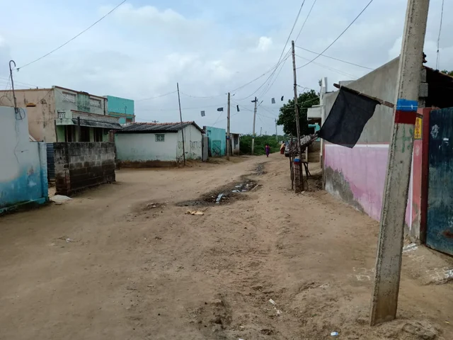 கிராமத்தில் ஏற்றப்பட்ட கறுப்புக்கொடி
