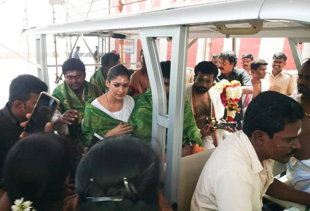 பேட்டரி காரில் வந்த நயன்தாரா